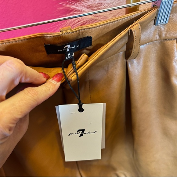 7 For All Mankind Faux Leather Tailored Short sz Small - Picture 4 of 7